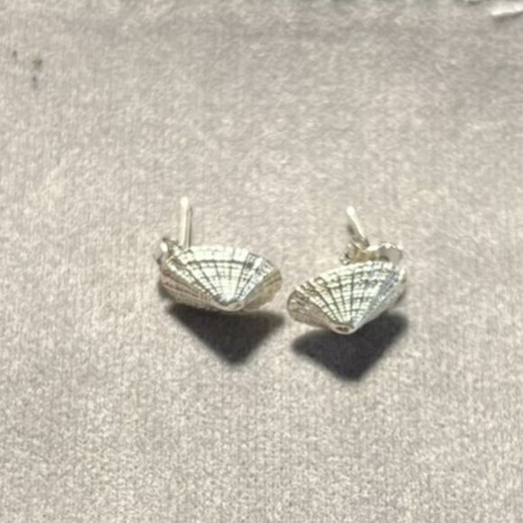 Vintage Sterling Silver "Hat" Stud Earrings from Vietnam - Picture 4 of 5